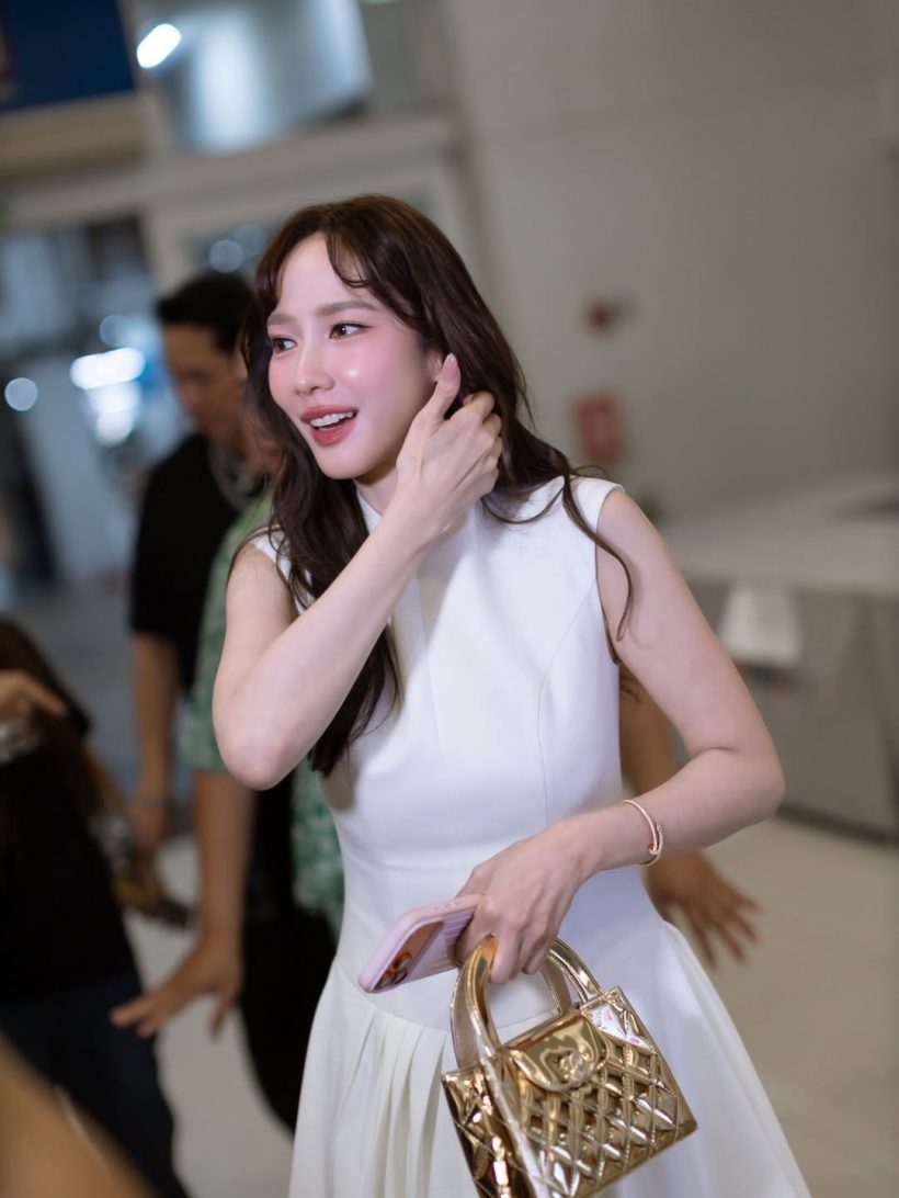 อั้ม พัชราภา แต่งชุดนี้เดินตลาด ออร่าสมฐานะซุปตาร์