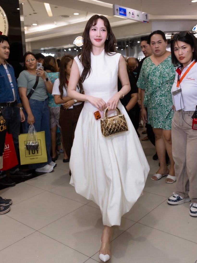 อั้ม พัชราภา แต่งชุดนี้เดินตลาด ออร่าสมฐานะซุปตาร์