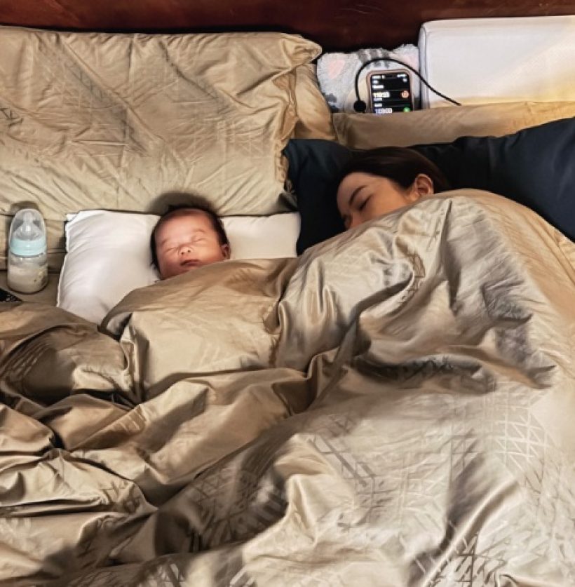 เธอคนนี้ เป็นแม่ลูกอ่อนที่สวยมาก แม้นอนน้อย-หัวฟู