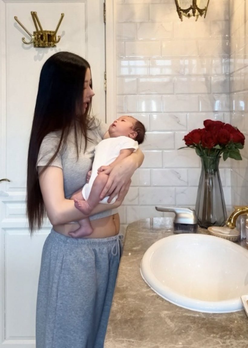 เธอคนนี้ เป็นแม่ลูกอ่อนที่สวยมาก แม้นอนน้อย-หัวฟู