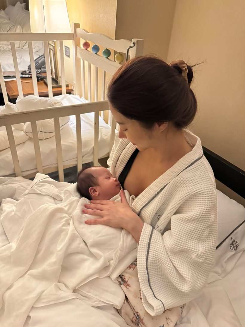 เธอคนนี้ เป็นแม่ลูกอ่อนที่สวยมาก แม้นอนน้อย-หัวฟู