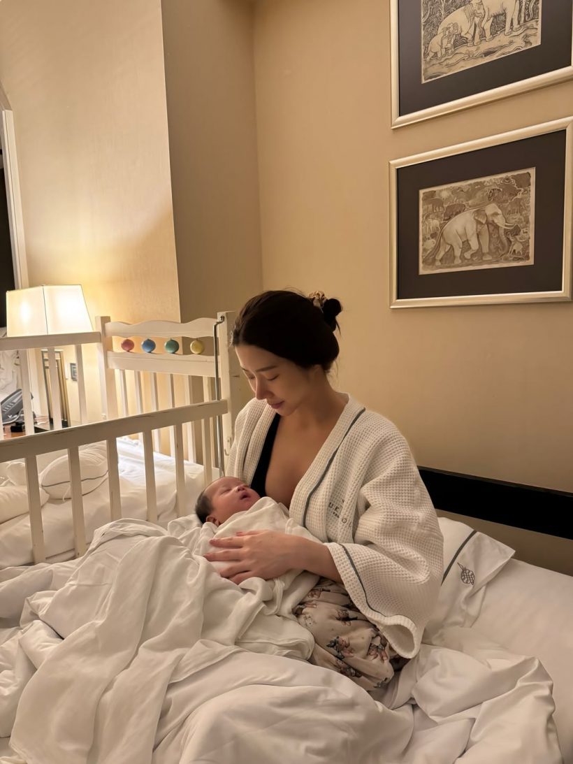 เธอคนนี้ เป็นแม่ลูกอ่อนที่สวยมาก แม้นอนน้อย-หัวฟู