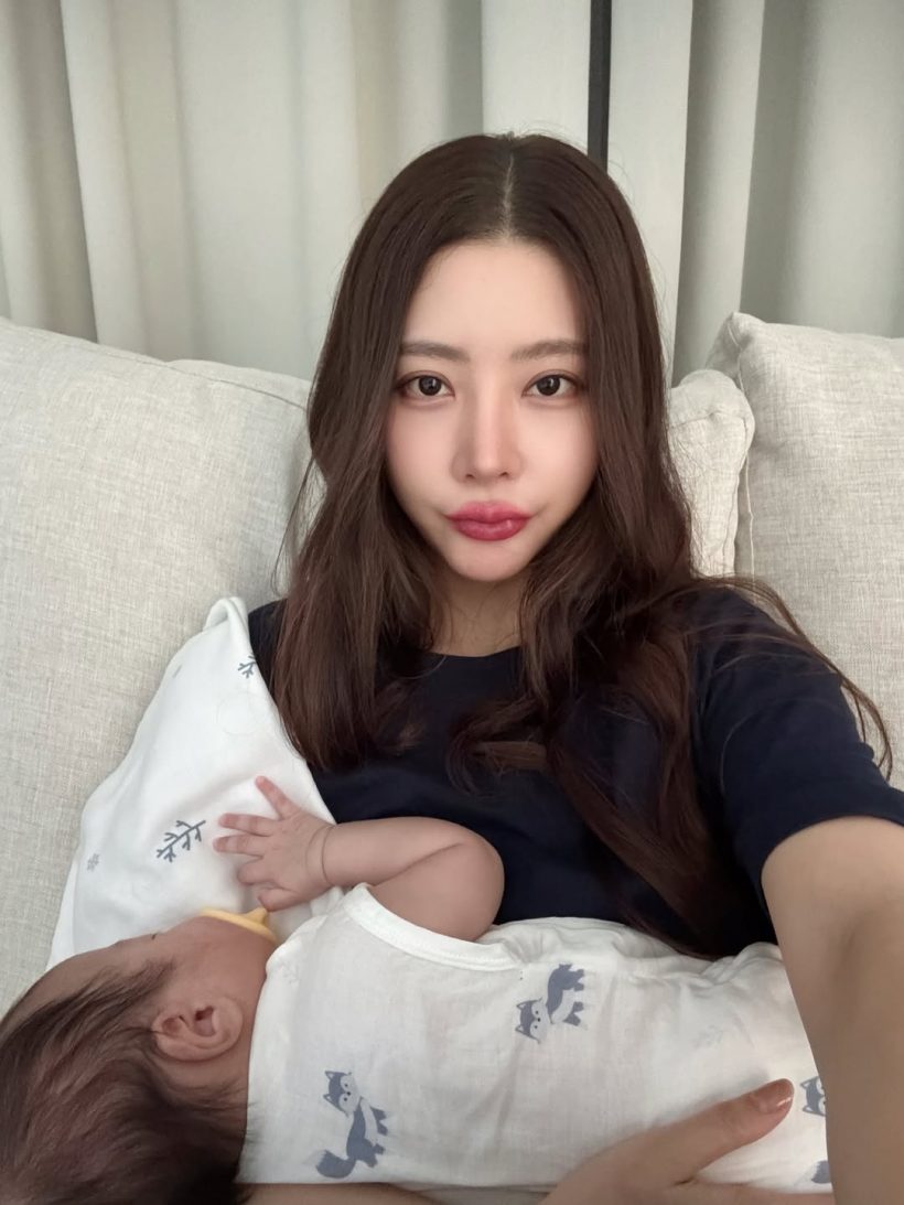 เธอคนนี้ เป็นแม่ลูกอ่อนที่สวยมาก แม้นอนน้อย-หัวฟู