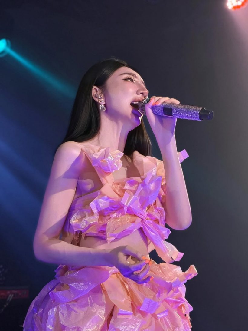 ทำถึงอีกแล้ว! เบนซ์ พริกไทย ชุดขึ้นเวทีล่าสุด ชวนอึ้งมาก