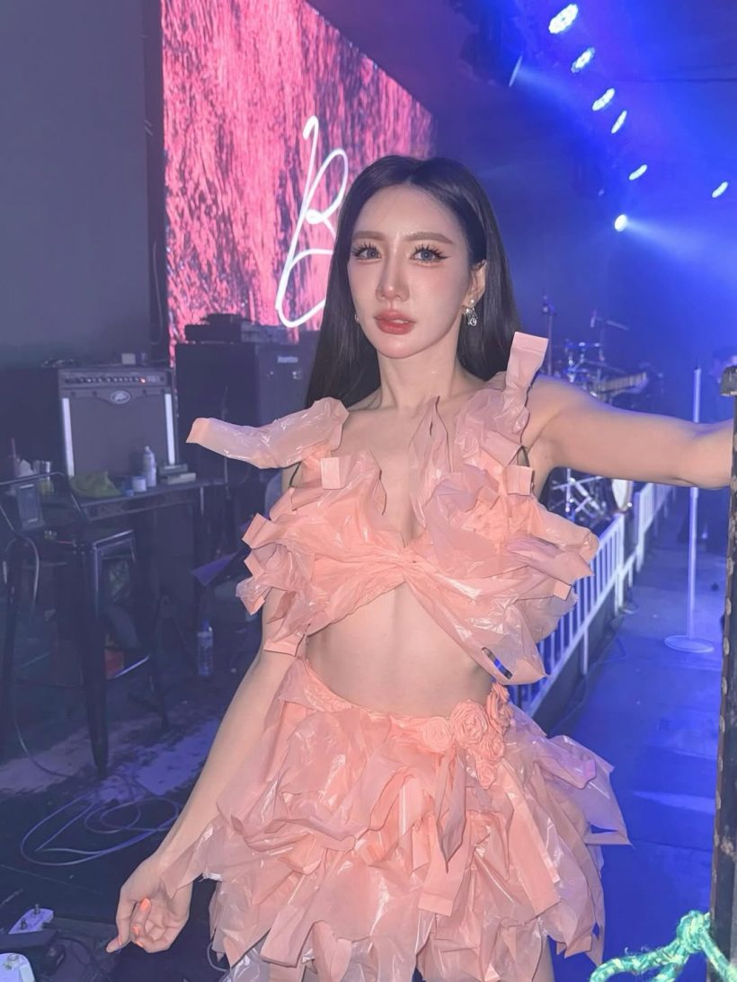 ทำถึงอีกแล้ว! เบนซ์ พริกไทย ชุดขึ้นเวทีล่าสุด ชวนอึ้งมาก