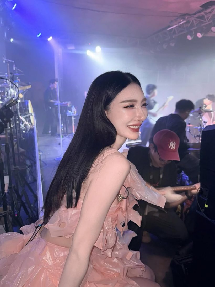 ทำถึงอีกแล้ว! เบนซ์ พริกไทย ชุดขึ้นเวทีล่าสุด ชวนอึ้งมาก