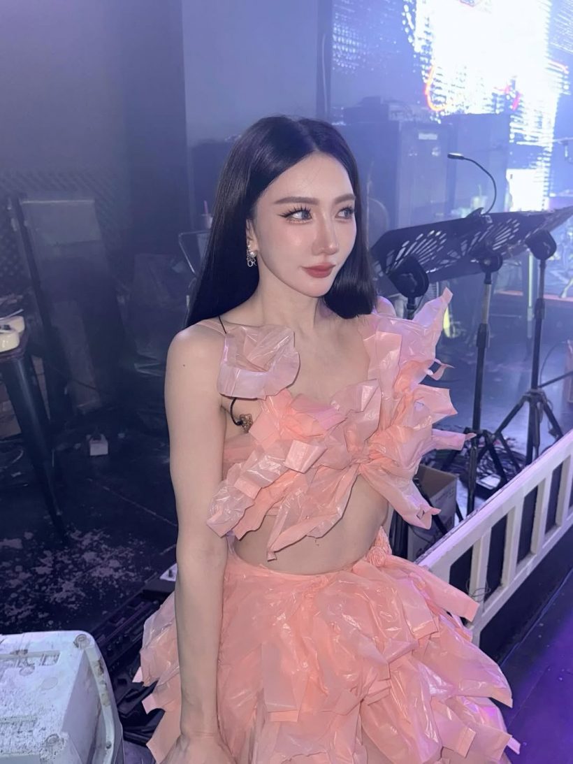 ทำถึงอีกแล้ว! เบนซ์ พริกไทย ชุดขึ้นเวทีล่าสุด ชวนอึ้งมาก