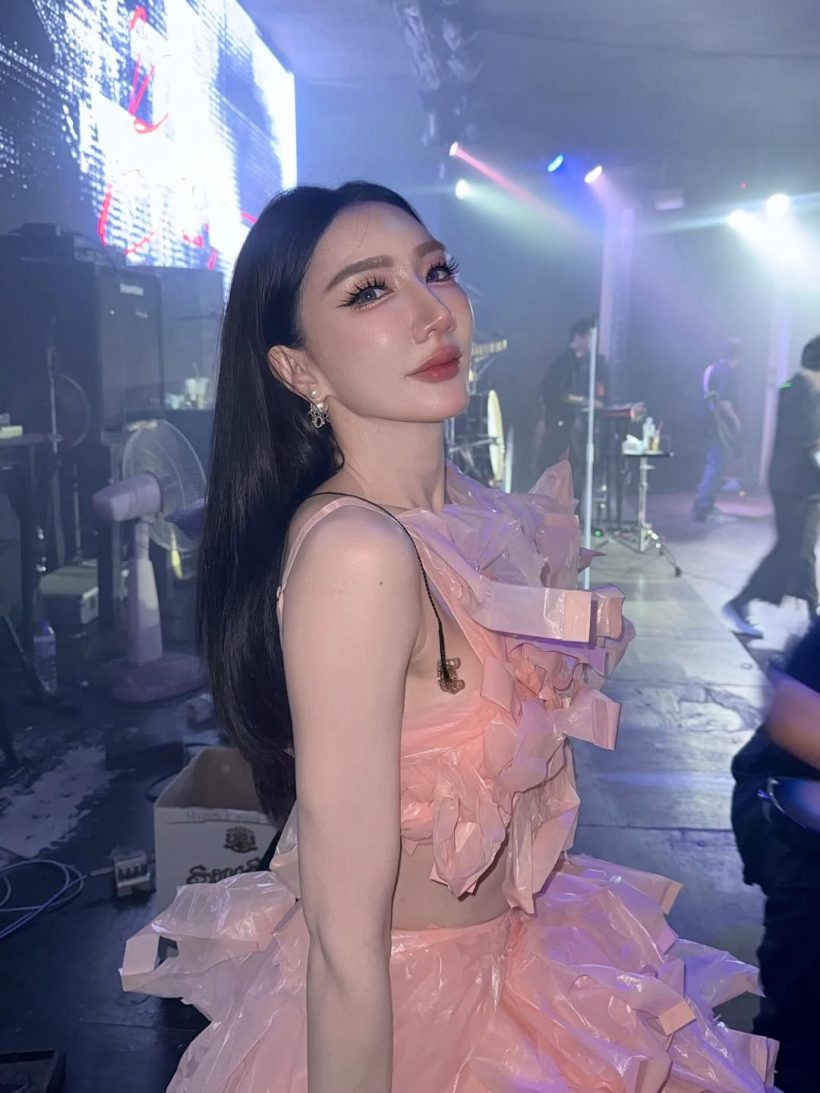 ทำถึงอีกแล้ว! เบนซ์ พริกไทย ชุดขึ้นเวทีล่าสุด ชวนอึ้งมาก