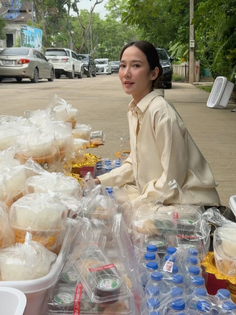 ชาวบ้านแห่ยกกล้องถ่าย ซุปตาร์ตัวท็อป เดินตามแม่ชีแบบเรียบง่าย