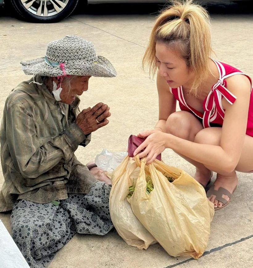 สวยใจดี ลูกทุ่งซุปตาร์กับภาพน่าประทับใจ เหมาผักบุ้งคุณยายวัย80