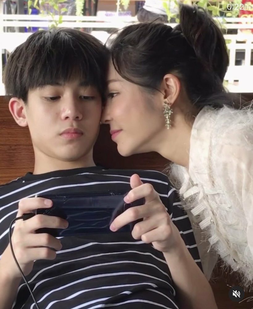 เล่นกับใจสาวๆ ภาพล่าสุด น้องปาเเปงลูกชายนุ๊ก ไม่ได้มีดีเเค่หล่อ