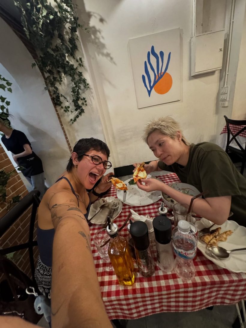 แฟนใหม่หรือเปล่า? ซิลวี่ ลงช็อตเด็ดคู่นักร้องสาวดัง หน้าคุ้นๆ