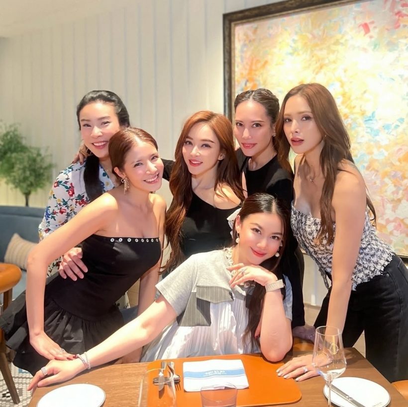 อุ้ม ลักขณา แชะภาพประวัติศาสตร์ รวมทีมตัวแม่ยุค 90