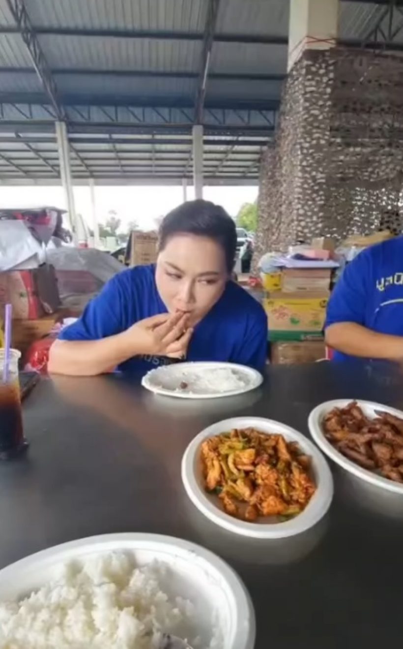 เธอคนนี้ ดังระดับประเทศ แต่อยู่ง่ายกินง่ายมาก เปิบข้าวด้วยมือชิลๆ