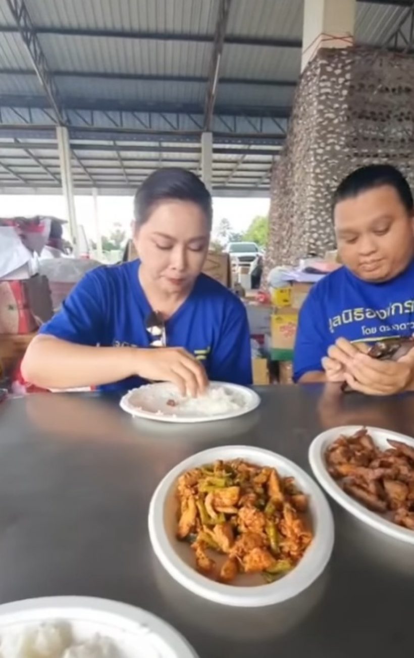 เธอคนนี้ ดังระดับประเทศ แต่อยู่ง่ายกินง่ายมาก เปิบข้าวด้วยมือชิลๆ