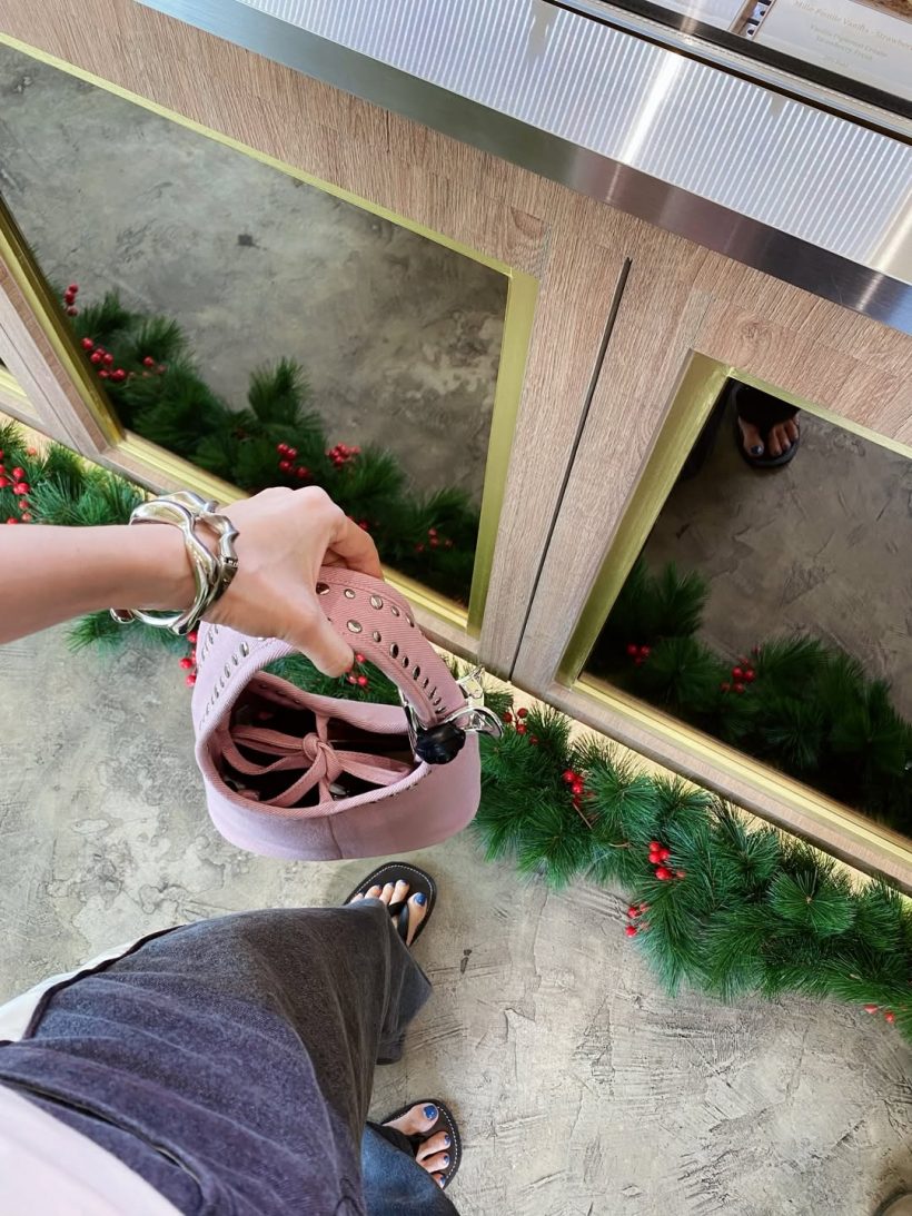 เอ๊ะยังไง? ดาราสาวดังถูกจับตา หรือจะไม่โสดแล้ว!?