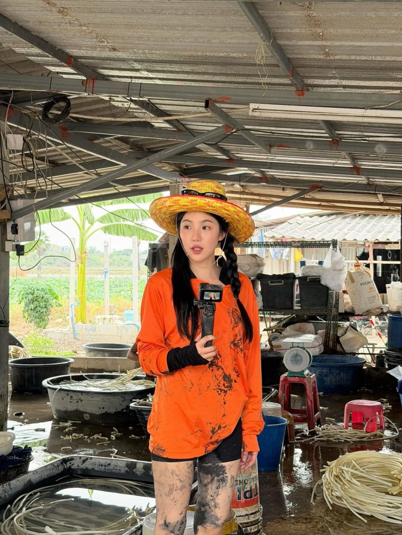 ดาราสาวดังใส่เสื้อปุ๋ย ลุยโคลน แต่ยังสวยออร่า ชุดส่งคนจริงๆ