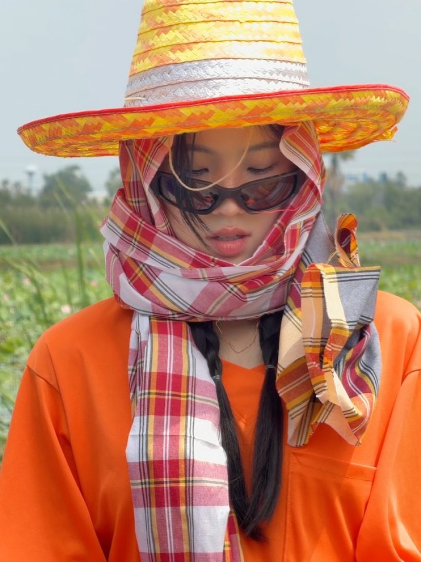 ดาราสาวดังใส่เสื้อปุ๋ย ลุยโคลน แต่ยังสวยออร่า ชุดส่งคนจริงๆ