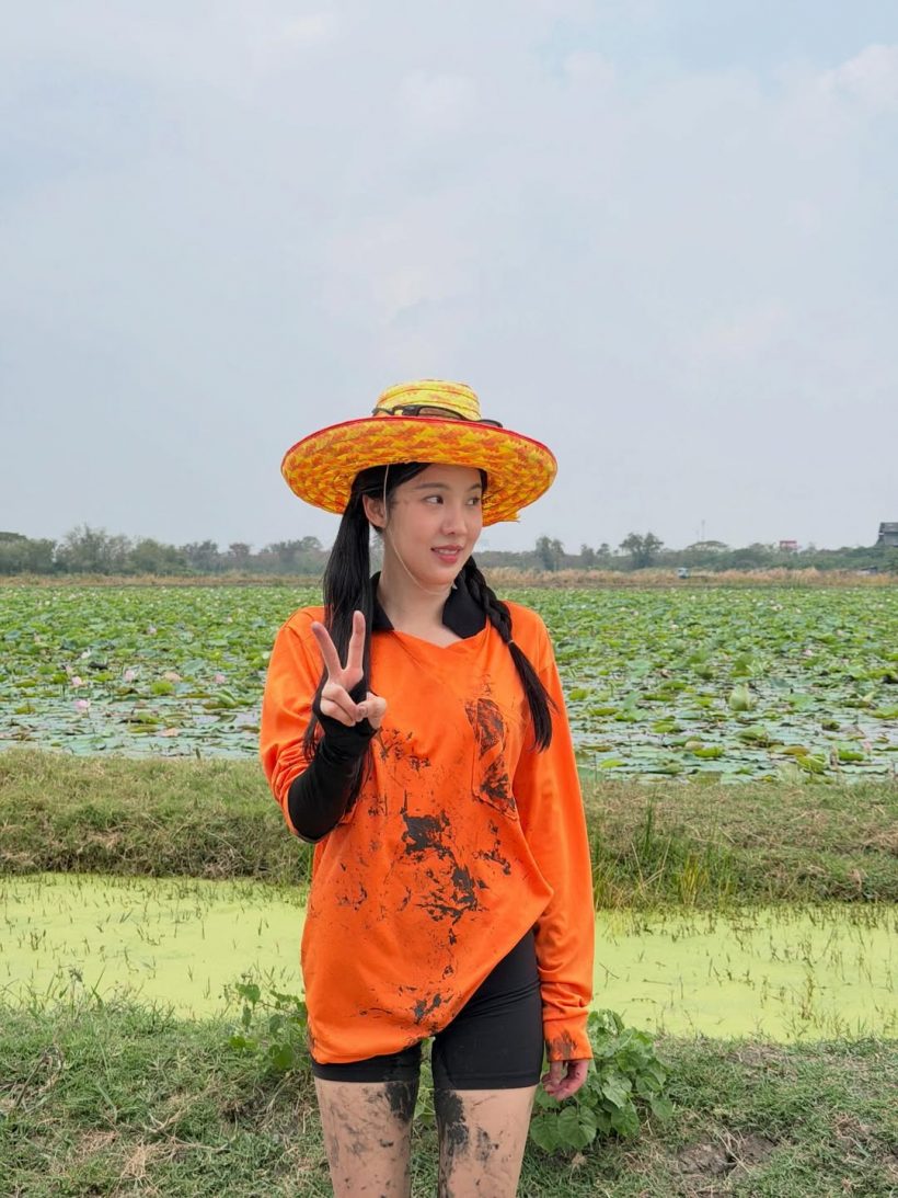 ดาราสาวดังใส่เสื้อปุ๋ย ลุยโคลน แต่ยังสวยออร่า ชุดส่งคนจริงๆ