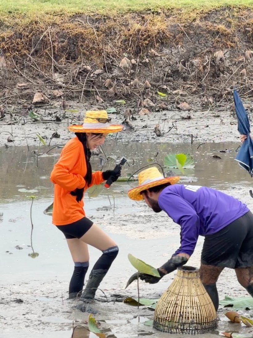 ดาราสาวดังใส่เสื้อปุ๋ย ลุยโคลน แต่ยังสวยออร่า ชุดส่งคนจริงๆ