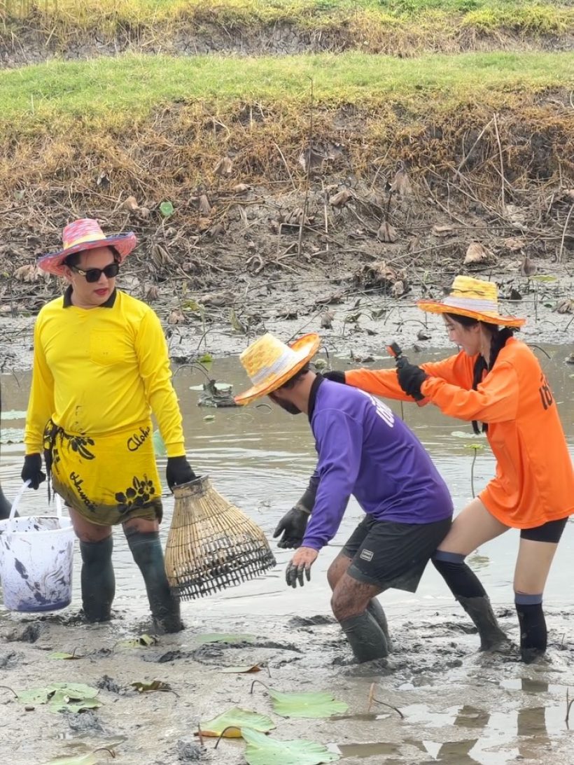 ดาราสาวดังใส่เสื้อปุ๋ย ลุยโคลน แต่ยังสวยออร่า ชุดส่งคนจริงๆ