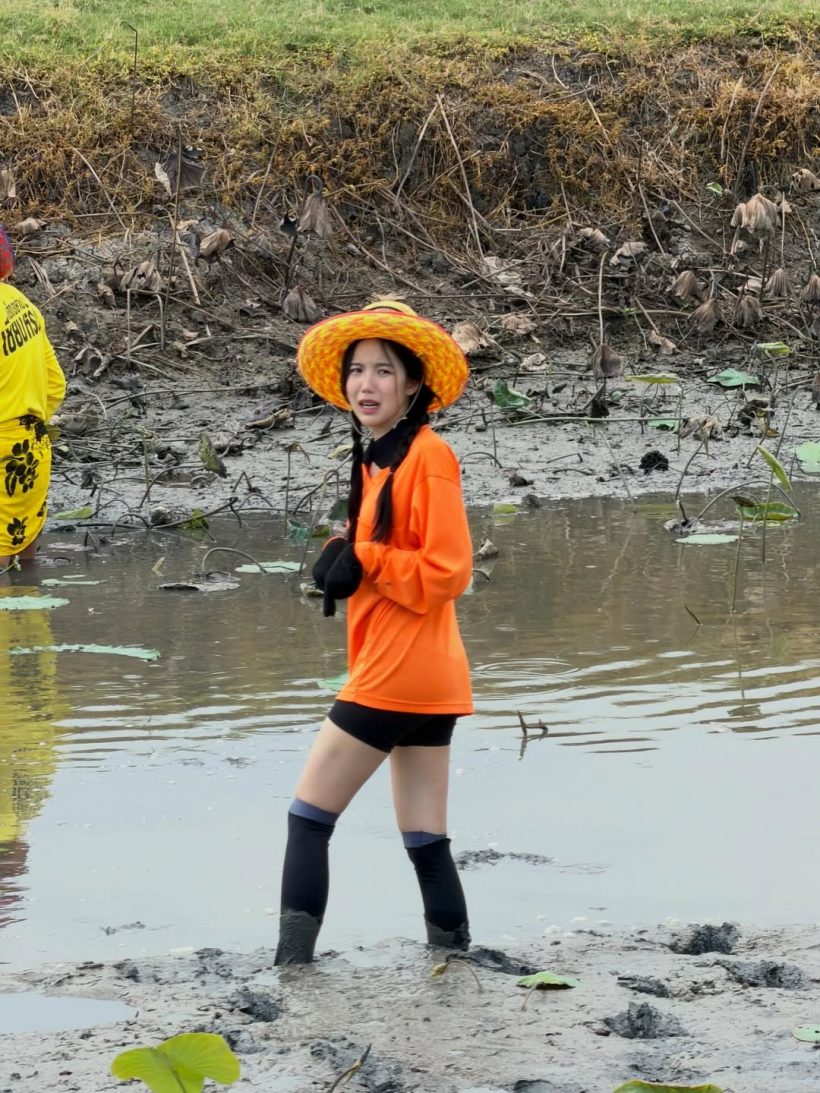 ดาราสาวดังใส่เสื้อปุ๋ย ลุยโคลน แต่ยังสวยออร่า ชุดส่งคนจริงๆ