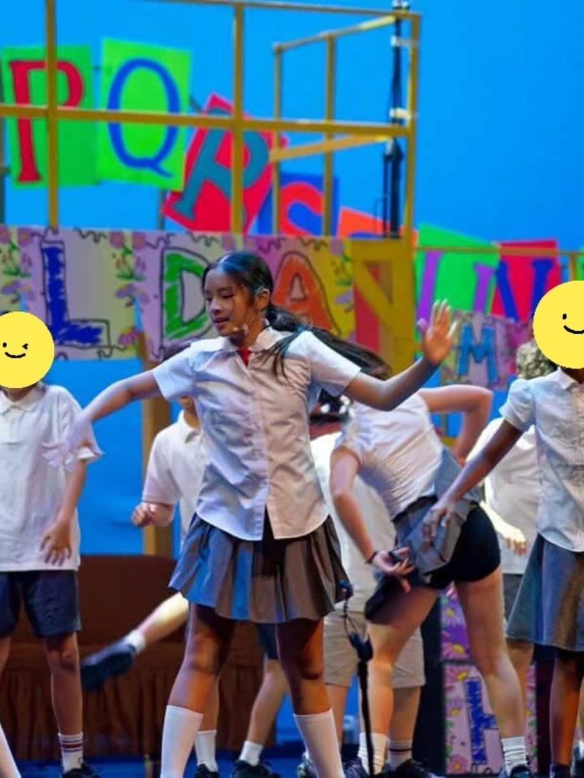 อบอุ่นต่อใจ แอฟ ควงนนกุล ซัพพอร์ตน้องปีใหม่ถึงโรงเรียน