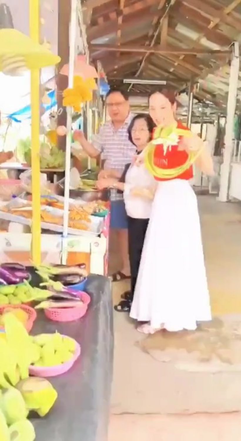 อั้ม พัชราภา เดินตลาดกับพ่อแม่ ถูกชาวเน็ตคอมเมนต์ถึงรัวๆ