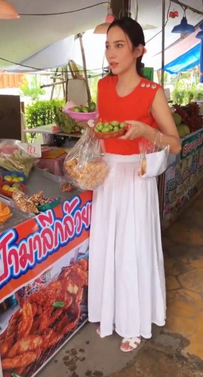 อั้ม พัชราภา เดินตลาดกับพ่อแม่ ถูกชาวเน็ตคอมเมนต์ถึงรัวๆ
