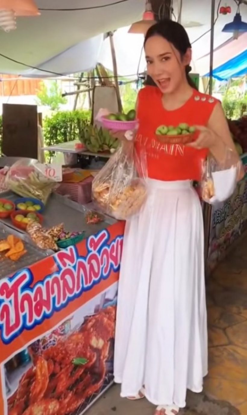 อั้ม พัชราภา เดินตลาดกับพ่อแม่ ถูกชาวเน็ตคอมเมนต์ถึงรัวๆ