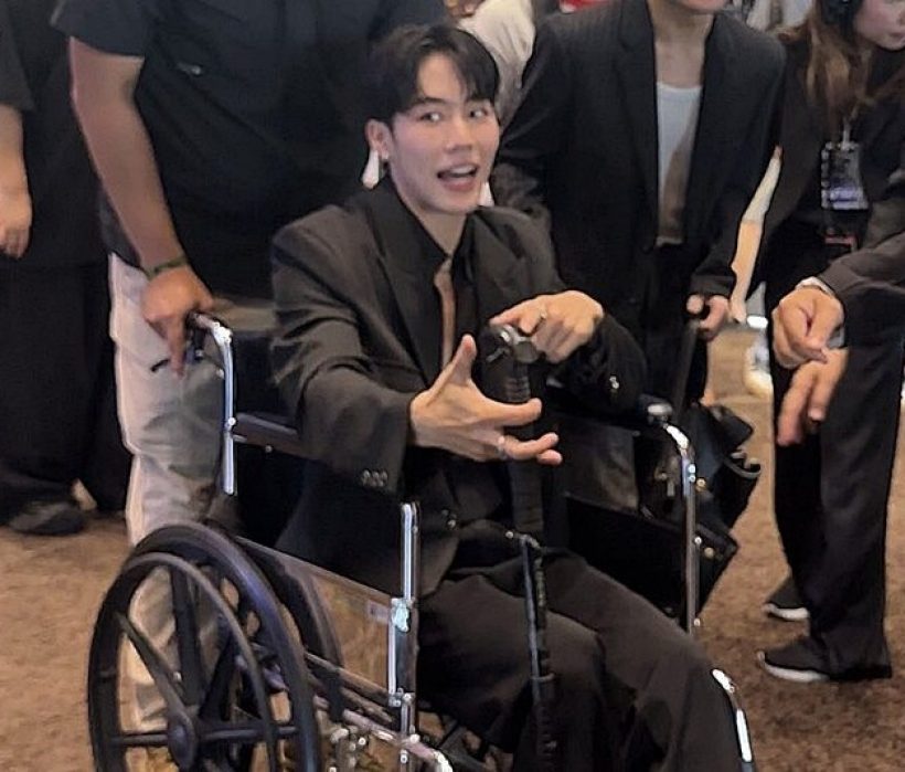 สุดยอดสปิริต! ดาราหนุ่มฮอต นั่งรถเข็นออกงานอีเว้นท์