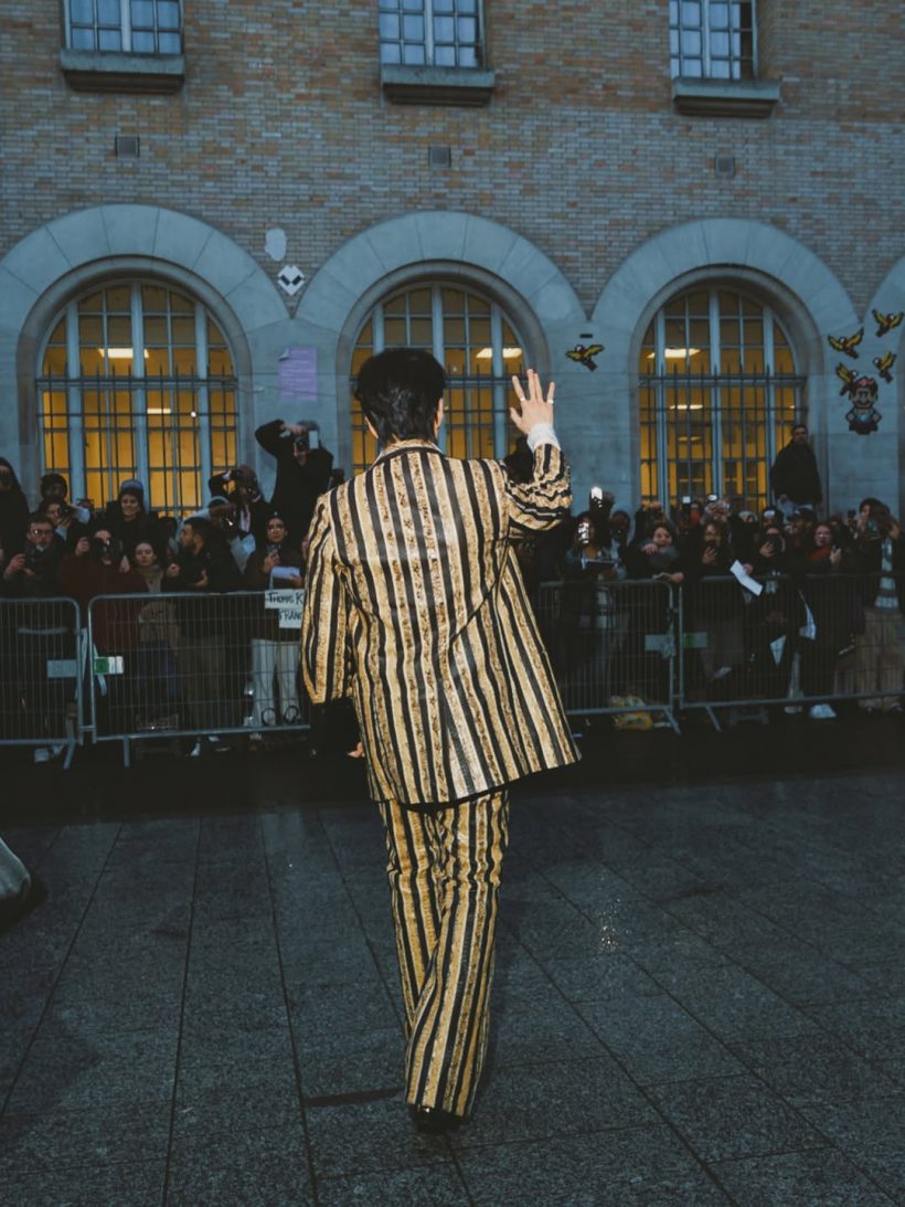 พระเอกดังเฉิดฉายกลาง Paris Fashion Week จนสื่อโลกจับตา