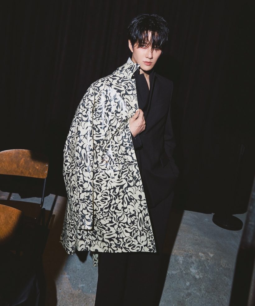 พระเอกดังเฉิดฉายกลาง Paris Fashion Week จนสื่อโลกจับตา