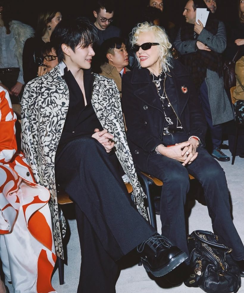 พระเอกดังเฉิดฉายกลาง Paris Fashion Week จนสื่อโลกจับตา