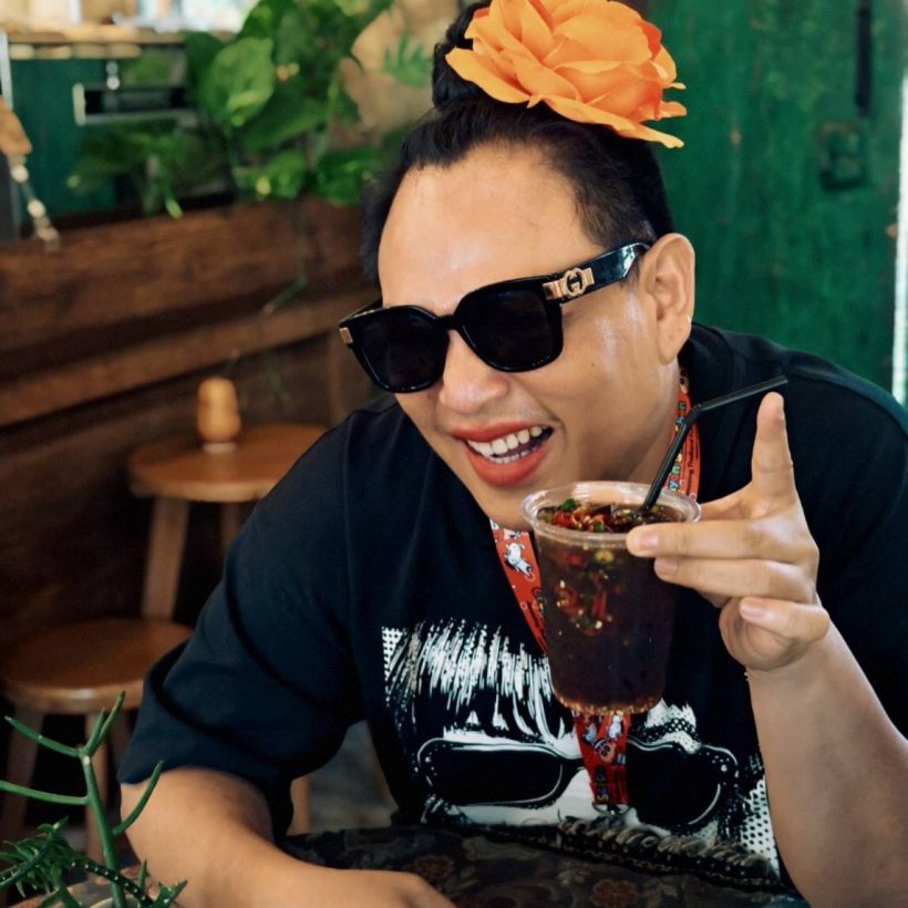 ดาราดัง โดนเข้าแล้ว! น้ำมันหมด ต้องเข็นรถกลางกรุง