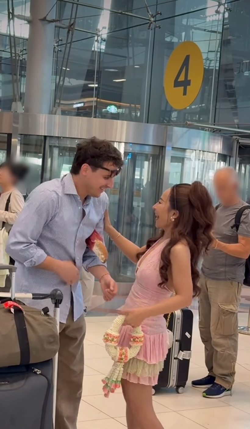 กรี๊ด ดาราสาวดัง เสิร์ฟช็อตสวีทกลางสนามบิน กับหนุ่มฝรั่งเศษ