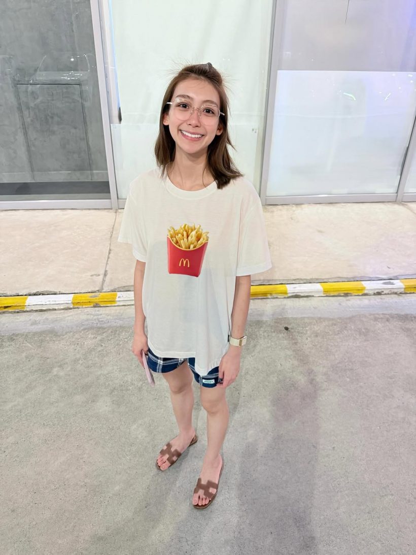 นี่แหละนางเอกตัวจริง ใส่เสื้อยืดธรรมดายังสวย ออร่าพุ่ง