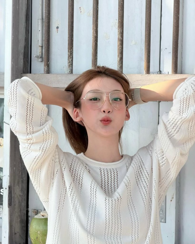 นี่แหละนางเอกตัวจริง ใส่เสื้อยืดธรรมดายังสวย ออร่าพุ่ง