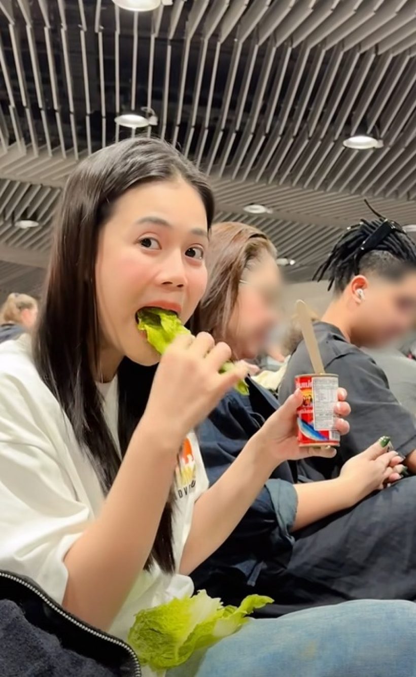 ชาวเน็ตแห่ตำหนิ!! ลำไย ไหทองคำ นั่งกินสิ่งนี้...ที่สนามบิน