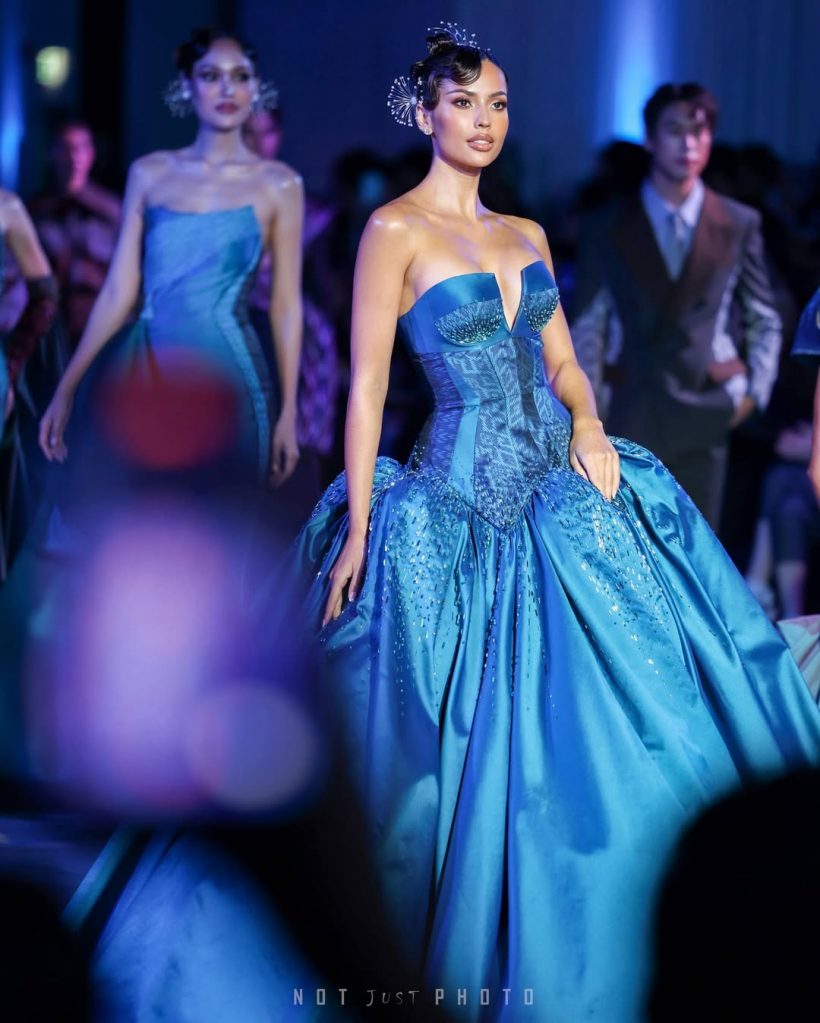 สวยตะลึง เเอนโทเนีย เดินปิดฟินาเล่ พาผ้าไทยเฉิดฉายอีกครั้ง