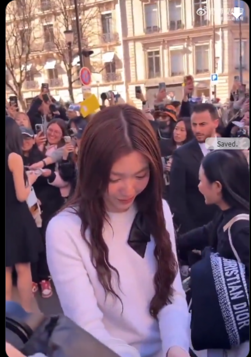 นึกว่างานมิตติ้ง! ส่องภาพนาที หลิง-ออม ถึงปารีส แฟนอินเตอร์กรี๊ดคอแตก