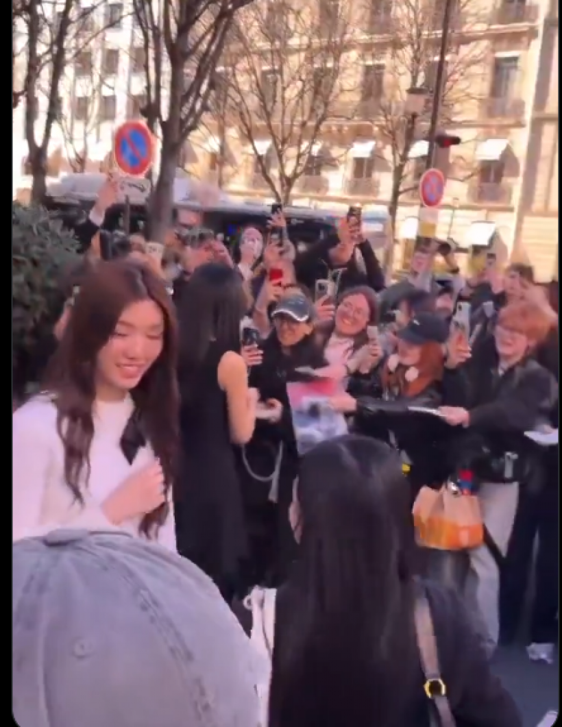 นึกว่างานมิตติ้ง! ส่องภาพนาที หลิง-ออม ถึงปารีส แฟนอินเตอร์กรี๊ดคอแตก