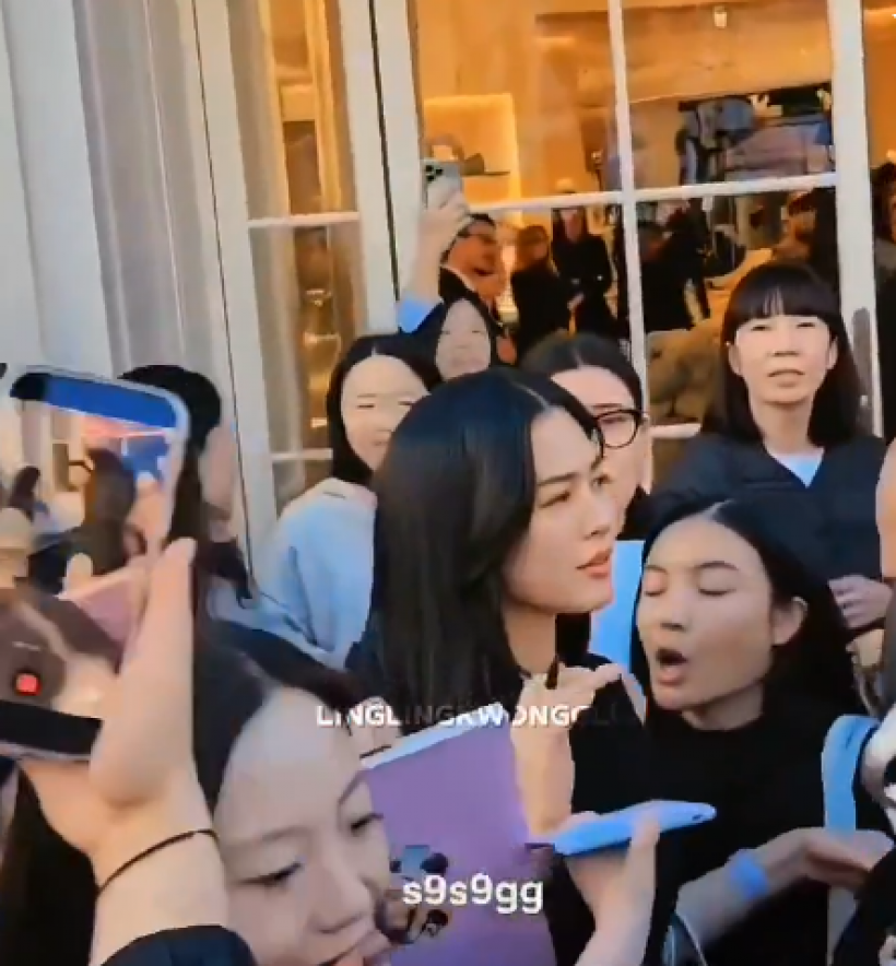 นึกว่างานมิตติ้ง! ส่องภาพนาที หลิง-ออม ถึงปารีส แฟนอินเตอร์กรี๊ดคอแตก