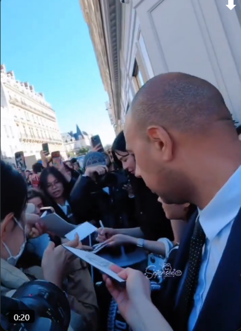 นึกว่างานมิตติ้ง! ส่องภาพนาที หลิง-ออม ถึงปารีส แฟนอินเตอร์กรี๊ดคอแตก